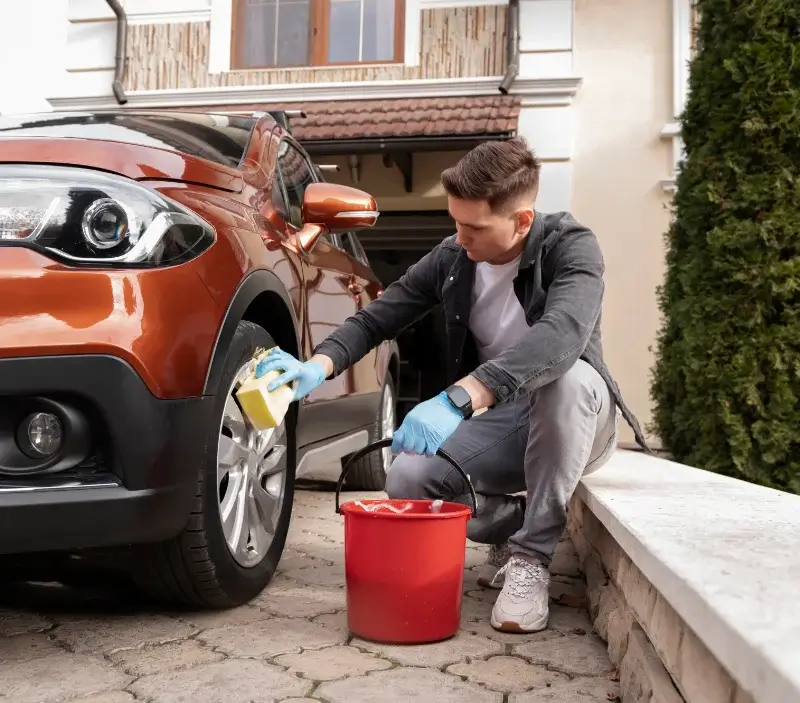 Lavage auto à domicile Cazaux-Savès : professionnel intervenant sur un véhicule